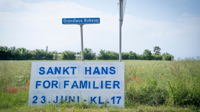 Vejskilt, der markerer Sankt Hans-arrangement for familier den 23. juni nær Grandløse Kirkevej.
