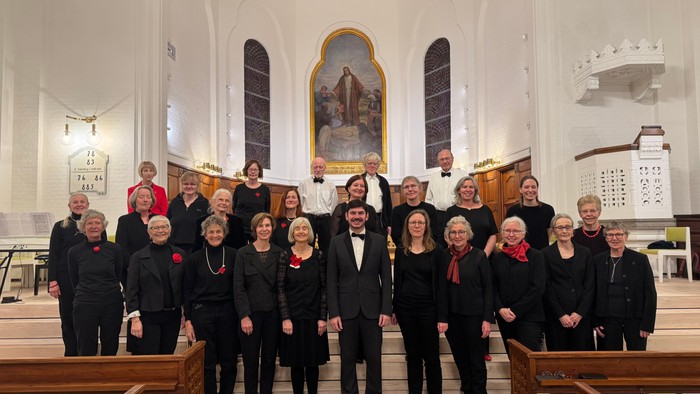 Gruppe af mennesker, der poser i en kirke