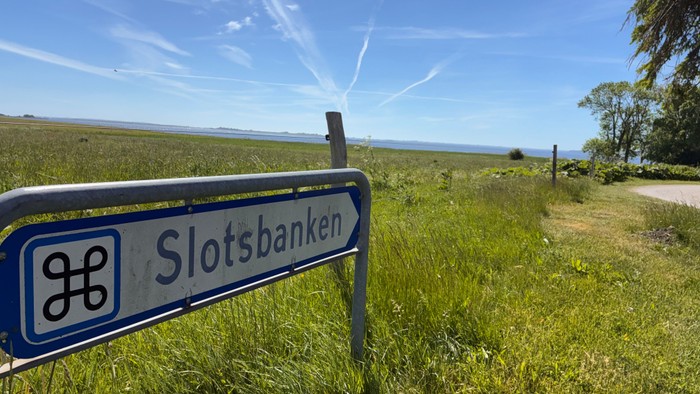 Vejviser til Slotsbanken ved Jungshoved Kirke,