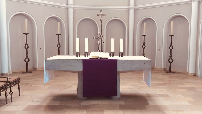Eleganter Kirchenaltar, geschmückt mit Kerzen, Kruzifix und liturgischen Gegenständen auf einem bedeckten Tisch.