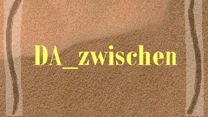 „Text ‚DA_zwischen‘ auf einem strukturierten, sandfarbenen Hintergrund mit dekorativen Klammern.“