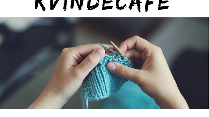 Hænder strikker med strikkepinde og blå garn. Der står Kvindecafé i toppen af billedet med sorte bogstaver