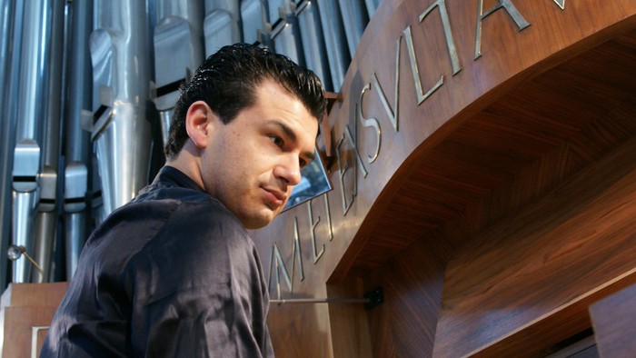 Mann spielt Orgel in Kirche
