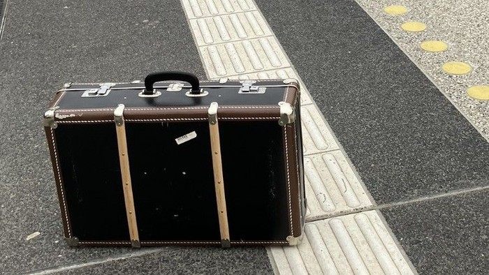 Togstation og kuffert