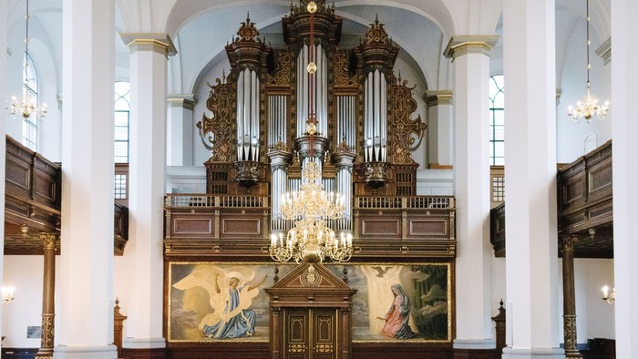 Indre del af kirke med orgel og altertavle