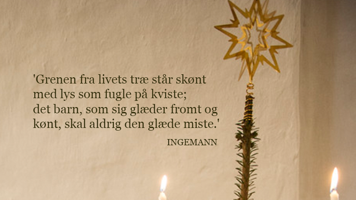 En hånd tænder lys på et pyntet juletræ med et poetisk citat på dansk.