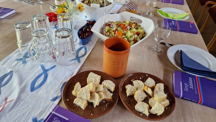 Gedeckte Tafel zum Feierabendmahl