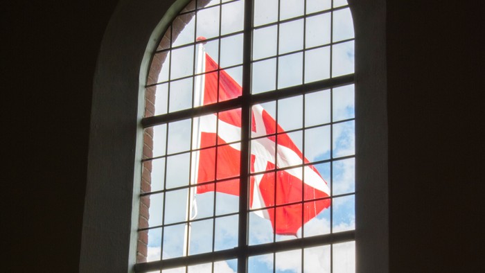 Røde glas i buevindue