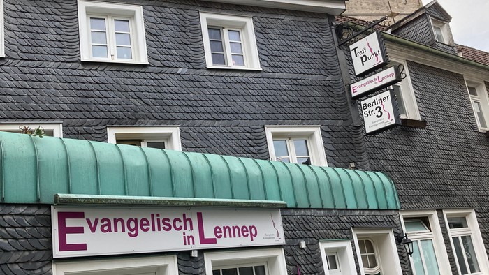 Das Bild zeigt ein Gebäude mit der Aufschrift