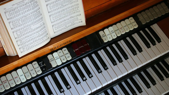 Ein Keyboard mit Notenbuch darauf