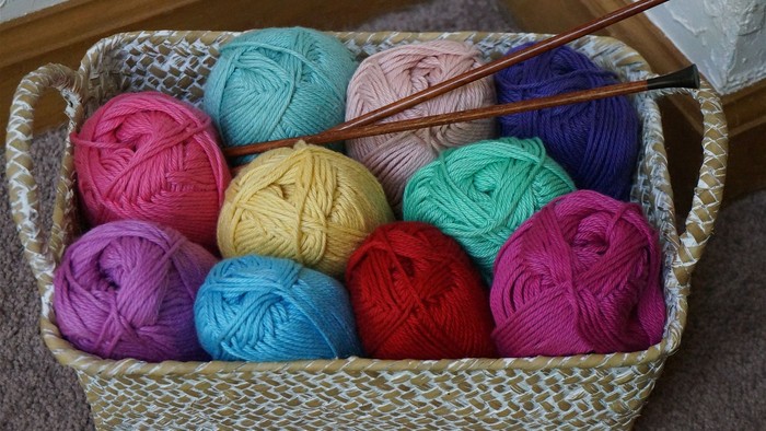 Kurv med garnnøgler i