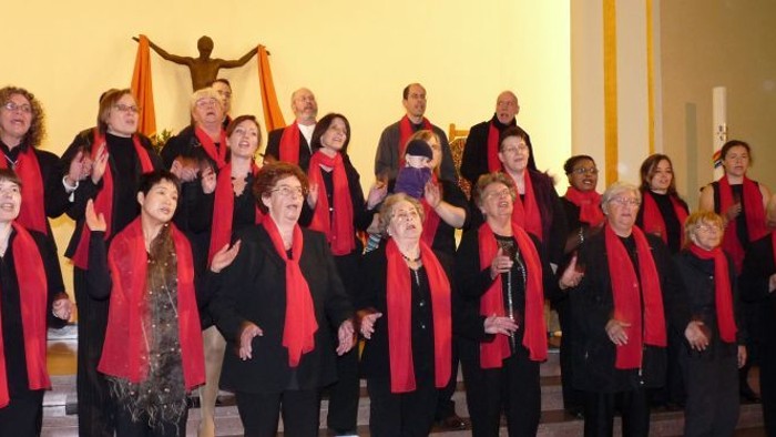 Ein Chor singt in einer Kirche