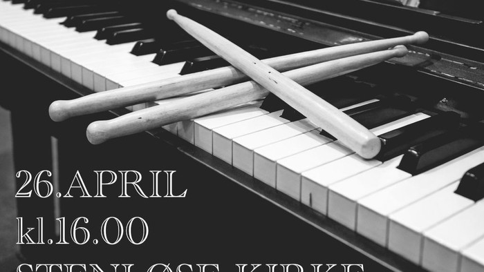 Et sort-hvidt plakat til en kirkekoncert den 26. april kl. 16:00 med klaver og noder.