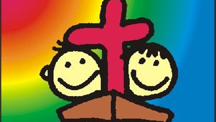 Zwei Kinder halten ein Kreuz in einem Boot, mit farbenfrohem Hintergrund und deutschem Text darunter.