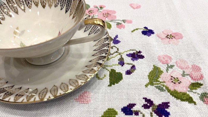 En kaffekop på en broderet dug