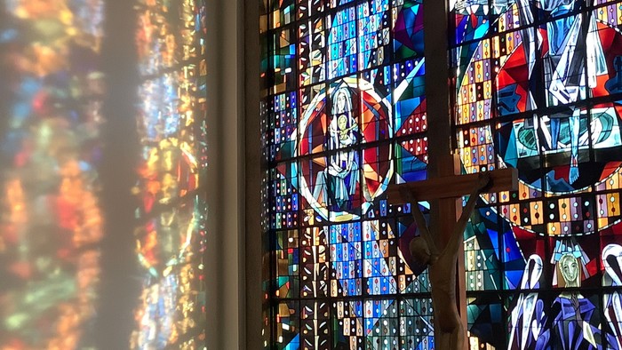 Sonnendurchflutetes Chorfenster in der Auferstehungskirche 