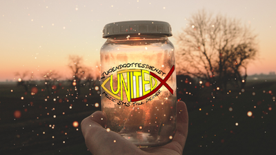 Hand hält Gläser mit "EINIGKEIT" und Lichtpunkten vor Sonnenuntergang