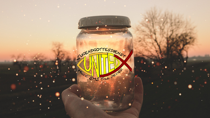 Hand hält Gläser mit 