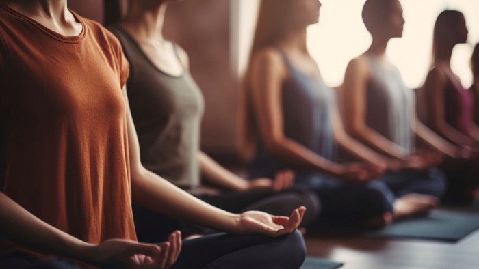 Eine Gruppe von Menschen meditiert in einem Raum.