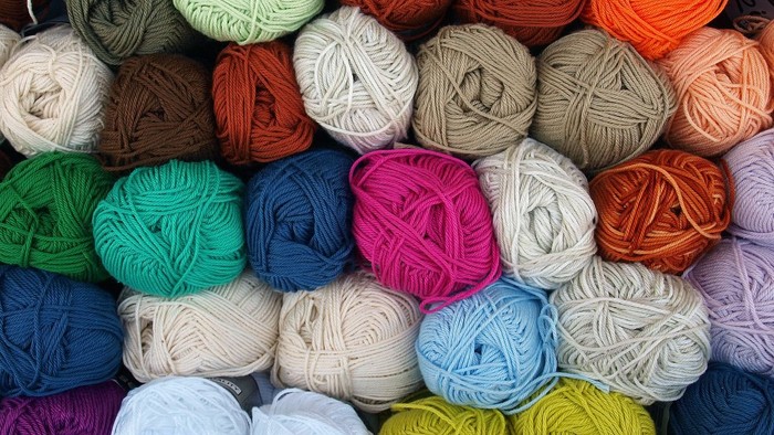 En samling af boller med uld i mange farver.