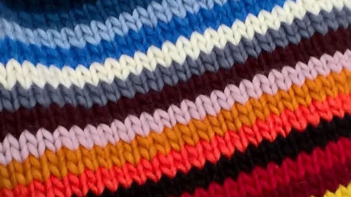 Bunter, selbstgestrickter Schal in Wellenmuster