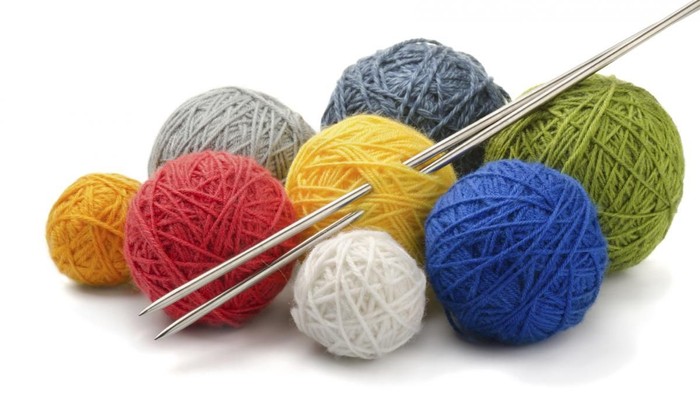 Billedet viser en samling af strå og kniven for stråknitting.