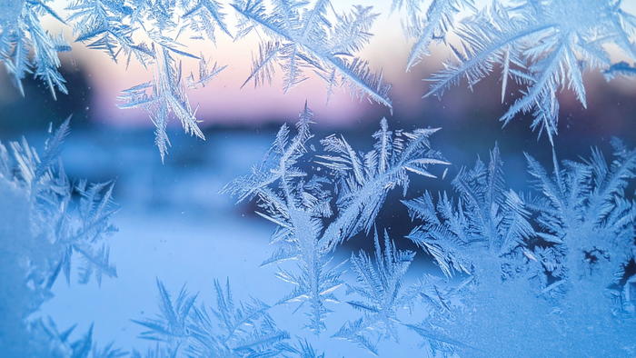 Iskrystaller på rude