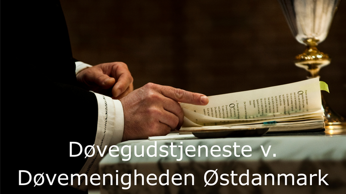 En præst afholder en gudstjeneste for døve, hvor han holder en åben bog og en kalk i en religiøs ceremoni.