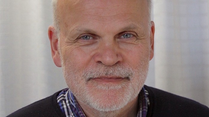 midaldrende, venligt udseende mand med kort skæg