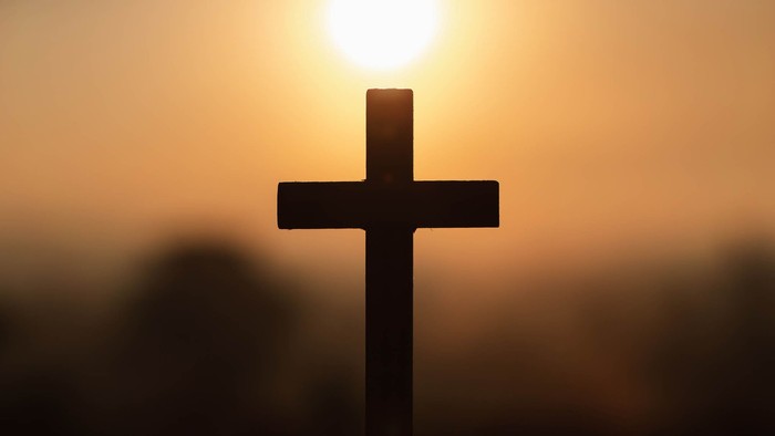 Billedet viser tre forskellige udsnit af Jesus Kristus på korset og et kors i solopgang