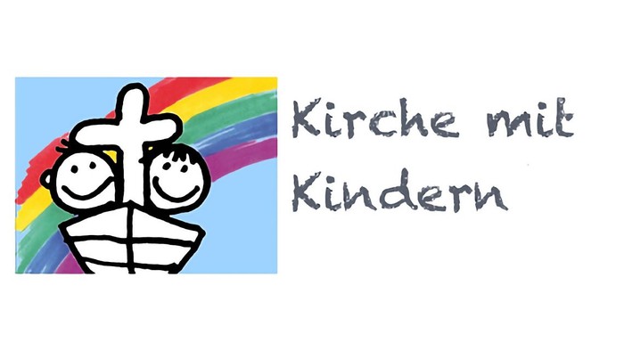 Zwei Kinder halten ein Kreuz vor einem Regenbogen