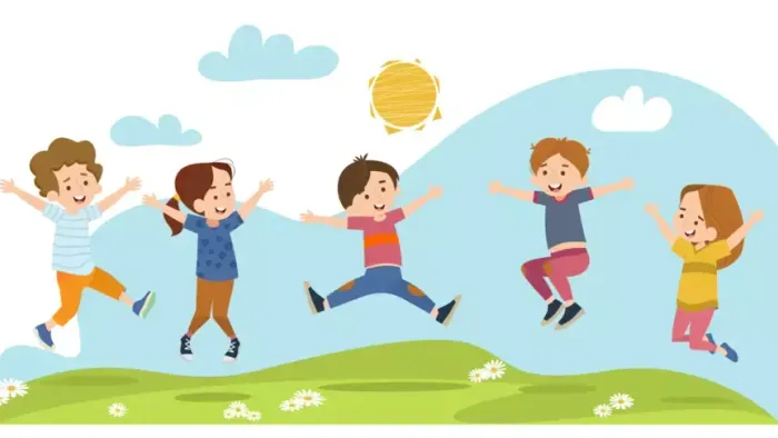 Fünf fröhliche Kinder springen auf einer grünen Wiese unter einem sonnigen Himmel.