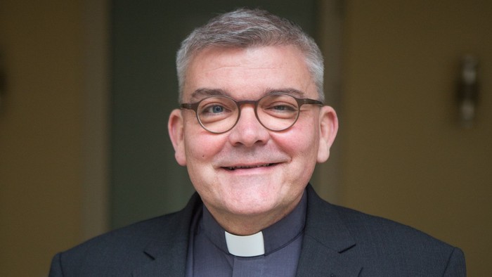 Portraitfoto von Monsignore Günther