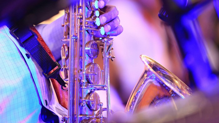 Spielende Hand auf den Tasten eines Saxophons
