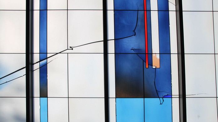 Farbenfrohes Fenster mit abstrakten Linien und Formen