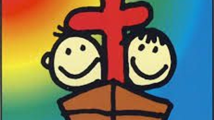 Zeichentrickboot mit lächelnden Gesichtern, das ein rotes Kreuz vor einem Regenbogen-Verlaufshintergrund hält.