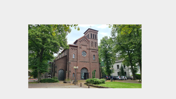 Antoniuskirche außen von vorn mit großzügigem Rand um das Foto