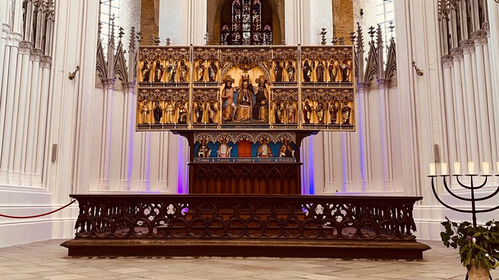 Innenraum einer Kirche mit Altar und Kronleuchtern