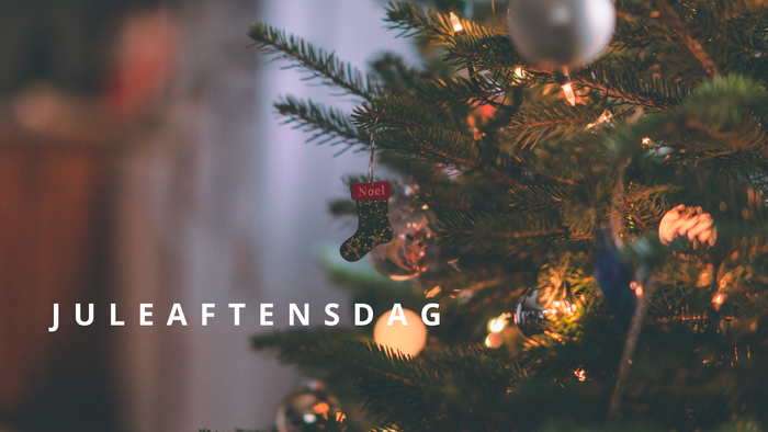 Juletræ pyntet med lys og juleting, der fejrer juleaftensdag.