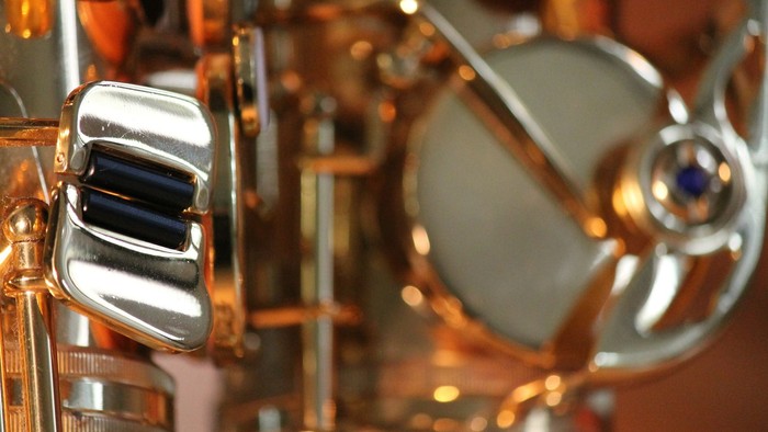 Ein Drumset mit verschiedenen Trommeln und Becken.