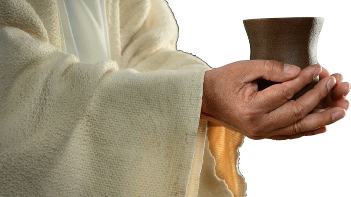 Person hält Tasse in der Hand