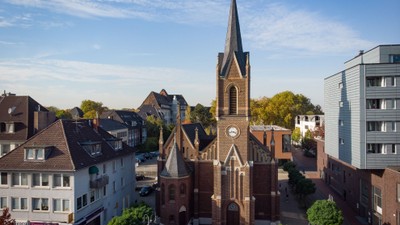 Die abgebildete Kirche ist die Evangelische Martinskirche Bottrop, die Kirche ist ein markantes Gebäude mit einem hohem Turm und einer Uhr