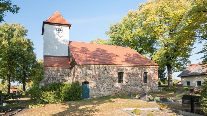Kleine Kirche mit Uhrturm im Grünen