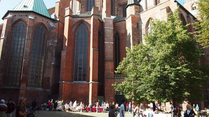 Großer Backsteinkirchen mit vielen Menschen davor