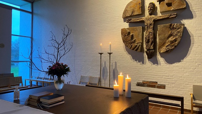 Indre del af et roligt og moderne stue med lys og kunst på væggen