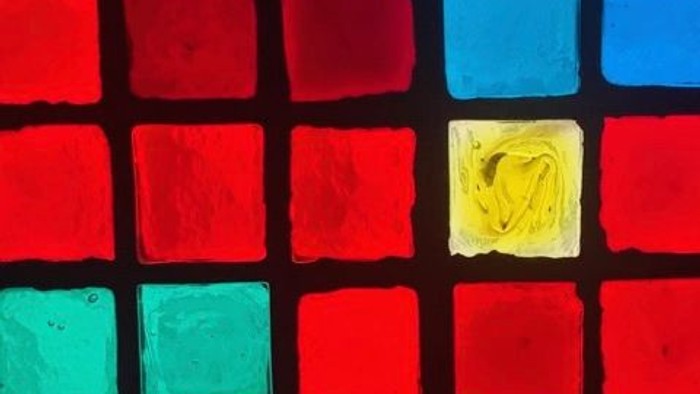 Billede af farvede kvadrater i rød, blå og grøn tone