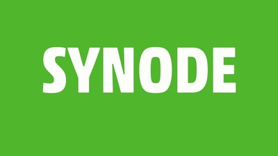 Das Bild zeigt das Wort "SYNODE" in weißer Schrift vor einem grünen Hintergrund.