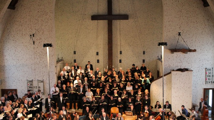 Große Orchesterprobe in einer Kirche