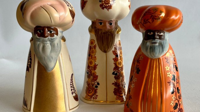 Tre keramikfigurer af konger med kroner og lange barter.