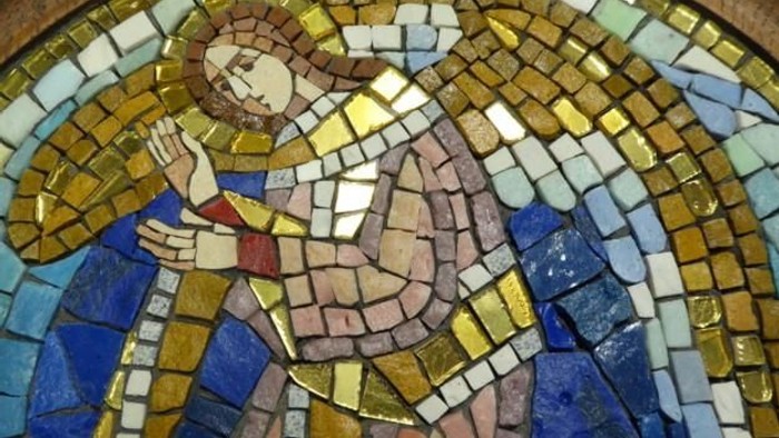 Mosaik af en engel med blå og guld farver